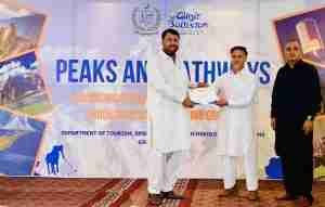 blue-sky-treks-and-tour-CEO-receving-best-tour-operator-award